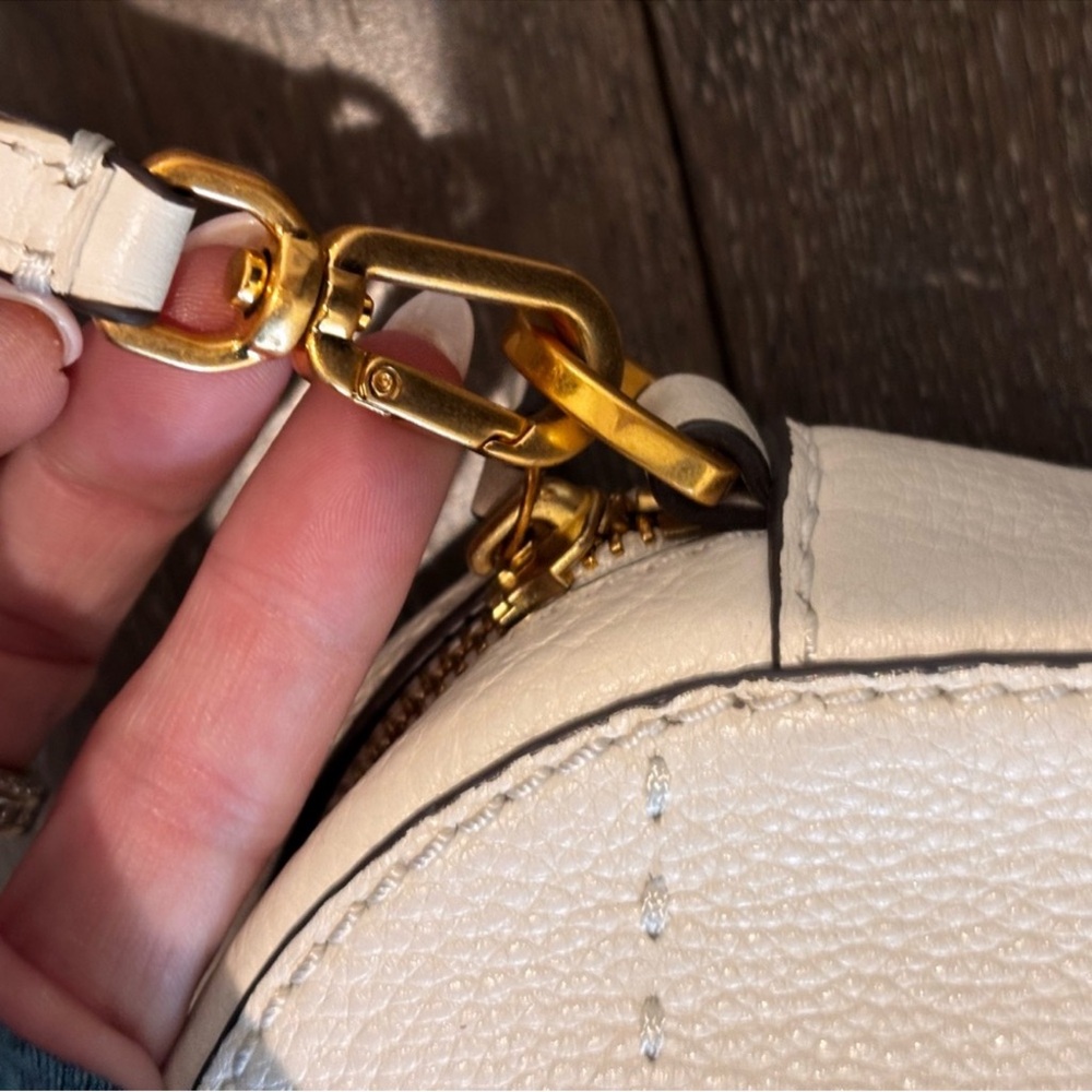 Tory Burch McGraw Convertible Round Crossbody 
EUC - Picture 7 of 8